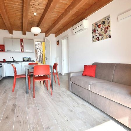 Red Apartment In Marciaga Di Костермано Экстерьер фото