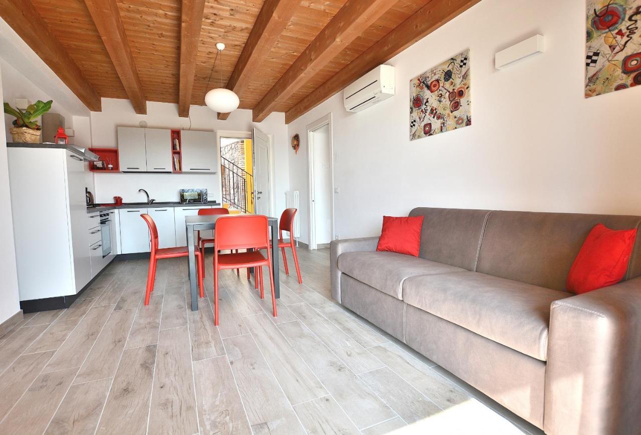 Red Apartment In Marciaga Di Костермано Экстерьер фото